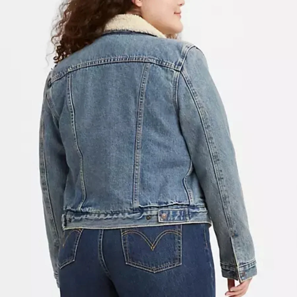 Levi’s | Original Sherpa Trucker Jacket in Extremely Lovable - Medium Wash - Picture 2 of 11
